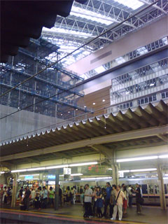 JR大阪駅ホーム上空に建造されつつある巨大建造物とドーム屋根。（宝塚線4番ホームから見上げた写真）