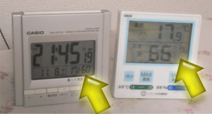 CASIO製の温度・湿度表示機能付き電波時計と、クレセル製の温湿度計。