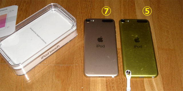 第7世代iPod touchゴールドと、第5世代iPod touchイエロー