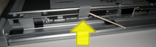 CF-SX4の内蔵HDDに貼り付けられている白いテープを引っ張る