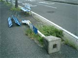 バス停のポール転倒