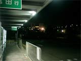 夜の大学バス停