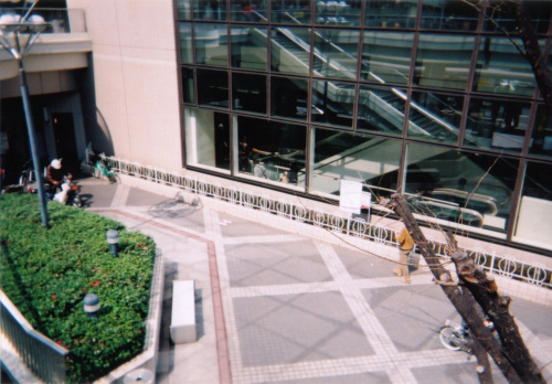 階段・ベンチ・百貨店の位置関係